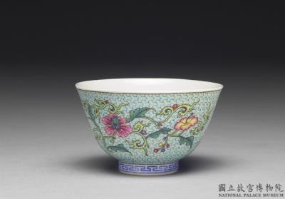 图片[2]-Zhong wine cup with flower on a polychrome light green ground in falangcai painted enamels, Qianlong reign (1736-1795), Qing dynasty-China Archive